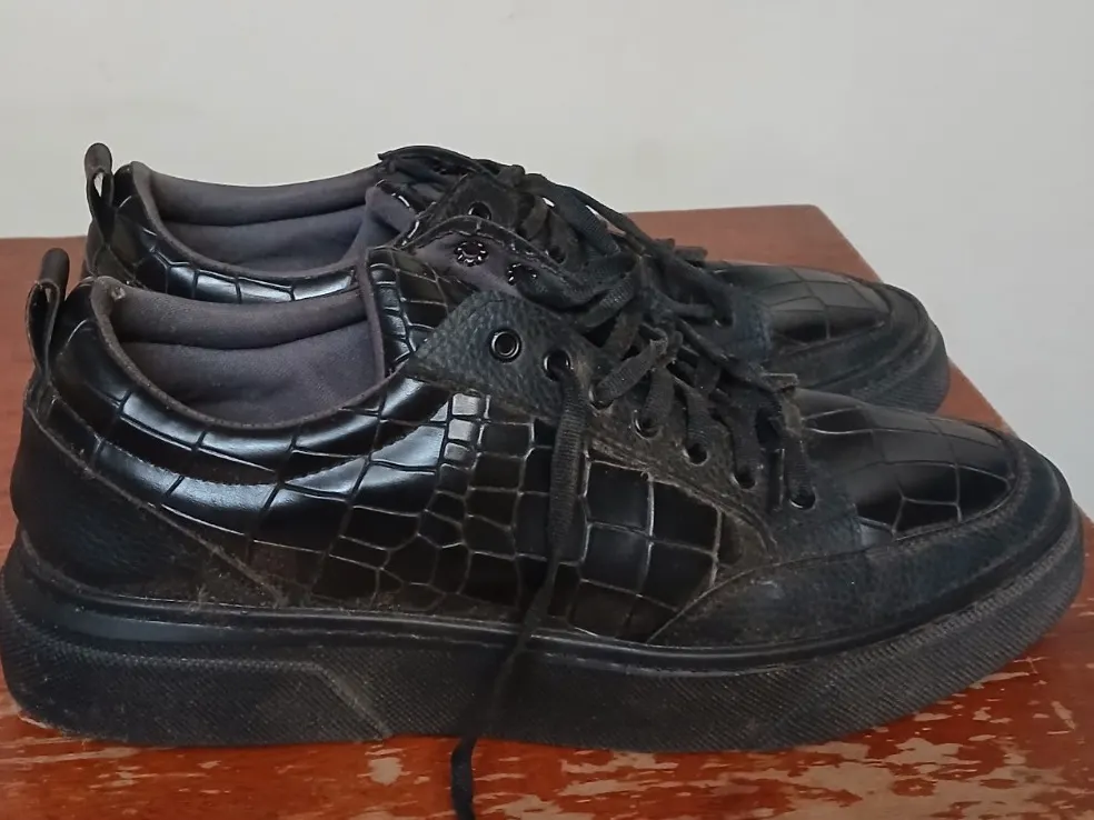 Zapatillas negras de cuero con diseño tipo cocodrilo, talla no visible