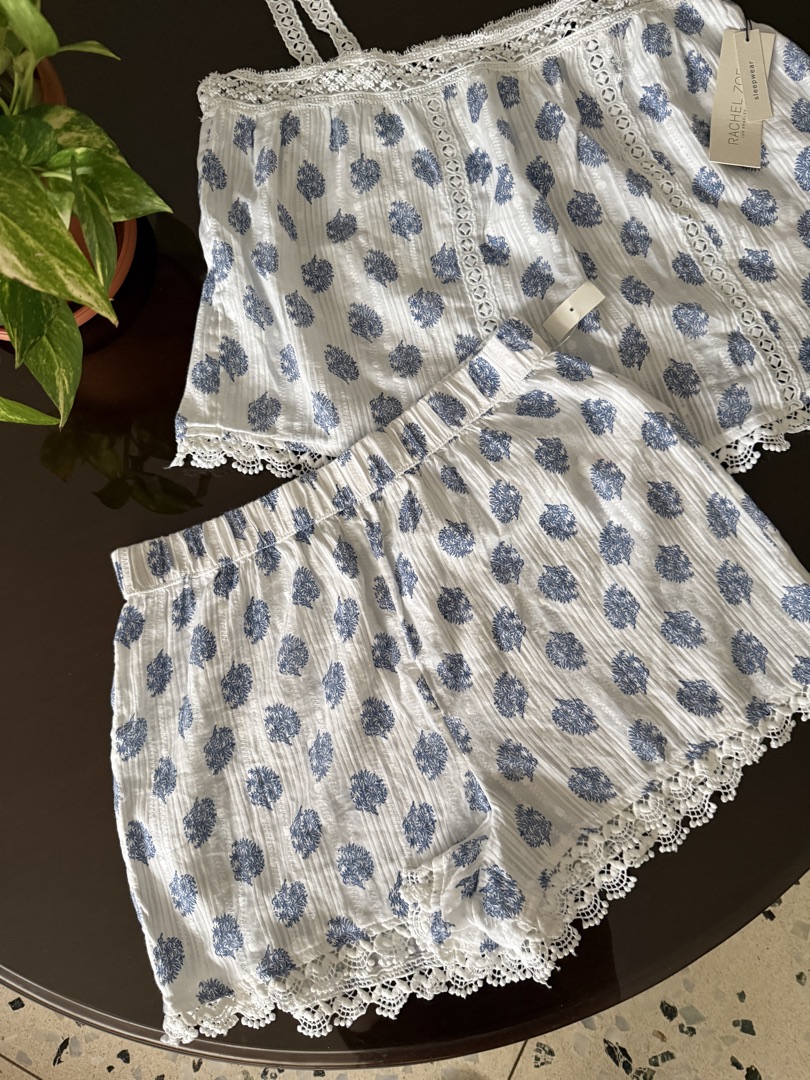 Conjunto de pijama blusa y short de algodón con estampado floral azul