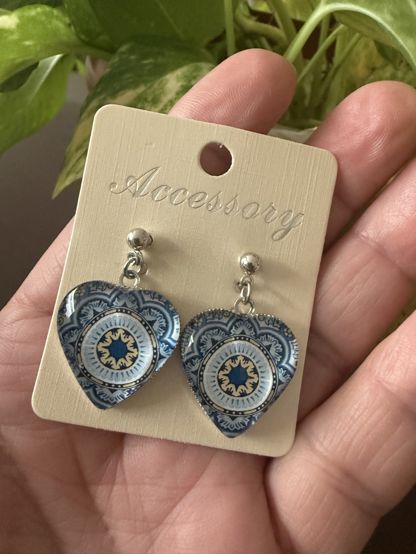 Pendientes/zarcillos/Aretes en forma de corazón con diseño azul, celeste blanco y amarillo