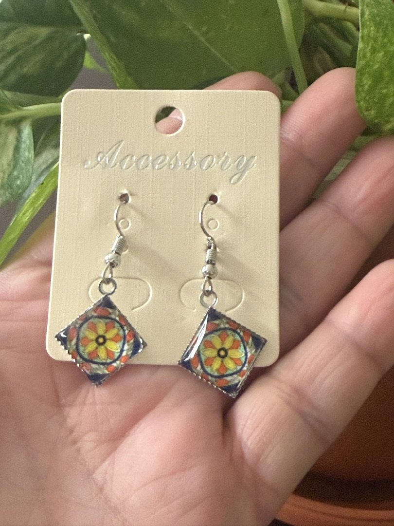 Pendientes/Zarcillos artesanales con diseño colorido en forma de rombo