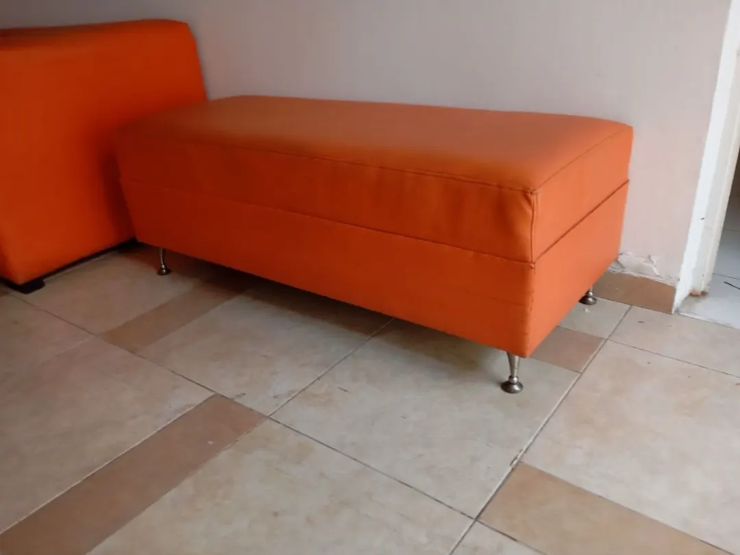 Sofá y Puff Naranja Modernos Estilo Minimalista